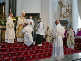 Diakonenweihe im Fuldaer Dom (Foto: Karl-Franz Thiede)